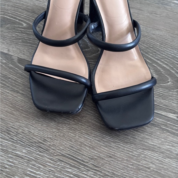 Heels - Picture 4 of 4